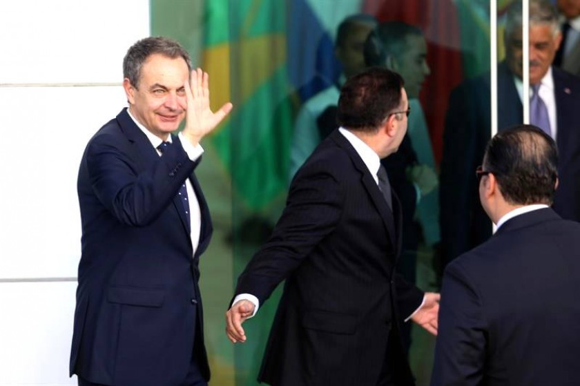 El ex presidente español José Luis Rodríguez Zapatero (i) saluda a su llegada hoy, lunes, previo al diálogo. EFE