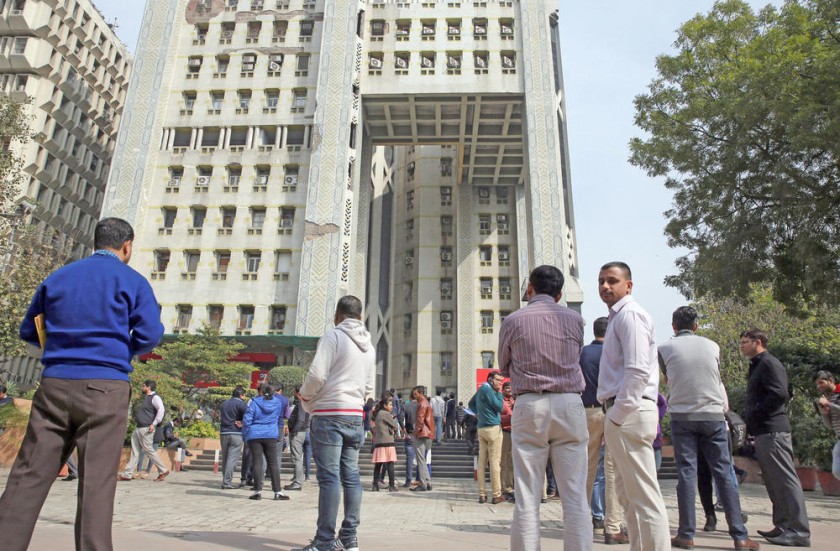 EMERGENCIA. El fuerte temblor también se sintió en la capital india, Nueva Delhi, donde provocó alarma entre sus...