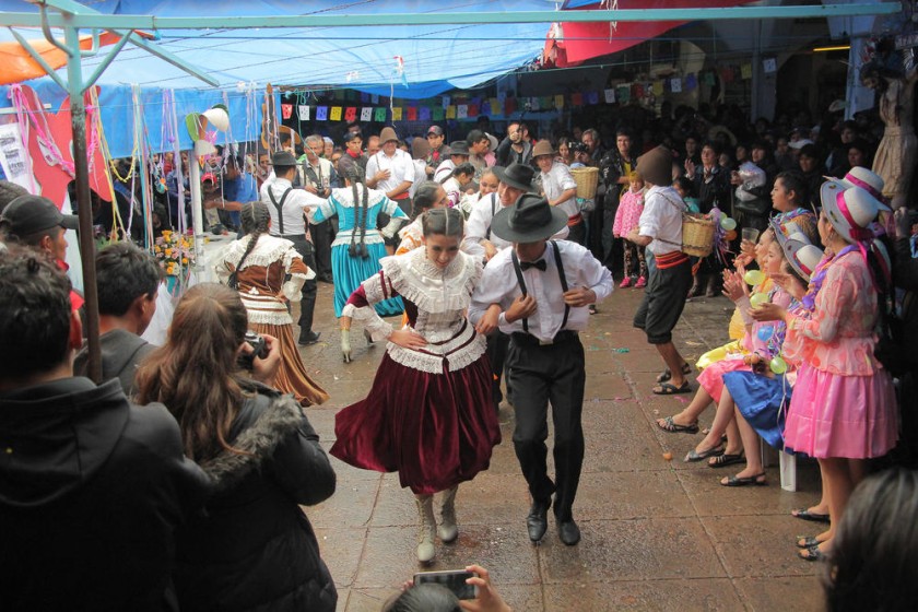 COMPADRES. La alegría de los bailarines contagió a propios y extraños.