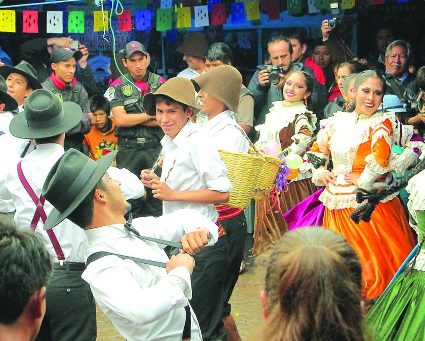 Pese al temporal los compadres encendieron la fiesta carnavalera