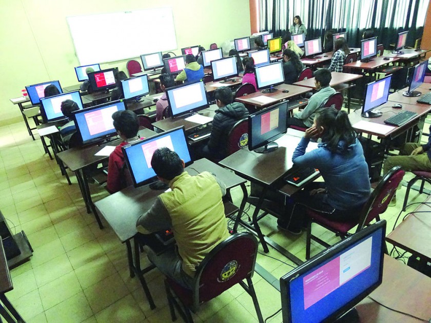 PRUEBA. Los bachilleres rindieron el examen de admisión en 16 recintos que habilitó la universidad San Francisco Xavier.