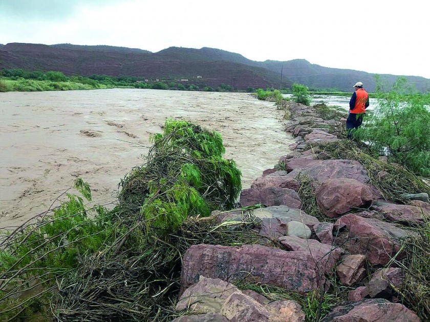 RIADA. En Las Carreras las aguas del Río San Juan del Oro, que llegan desde Tupiza, destruyeron gaviones e inundaron...