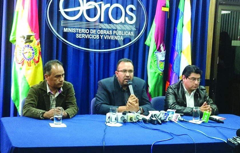 DENUNCIA. Bonifaz habló de malos tratos del ministro Claros (der.).