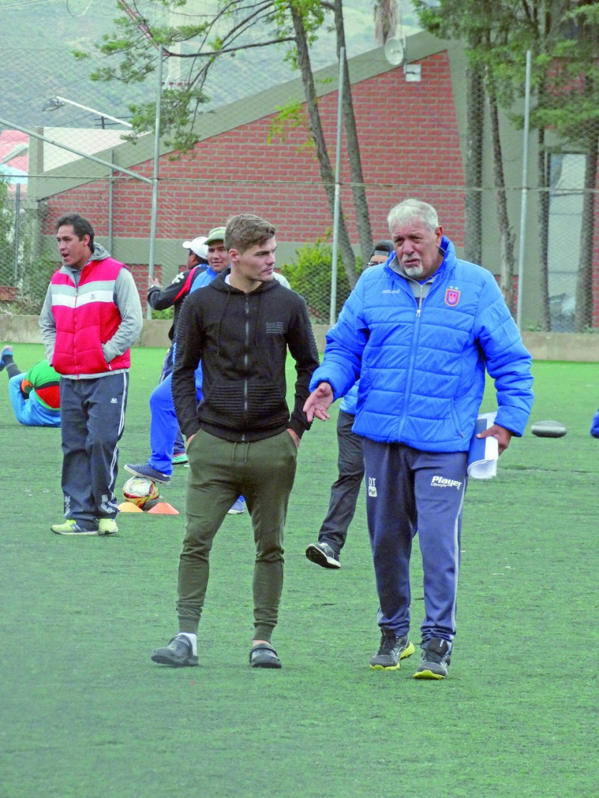 El español Bruno Pascua (i), lesionado, y el nacional Leandro Maygua son dudas para el partido de este domingo...