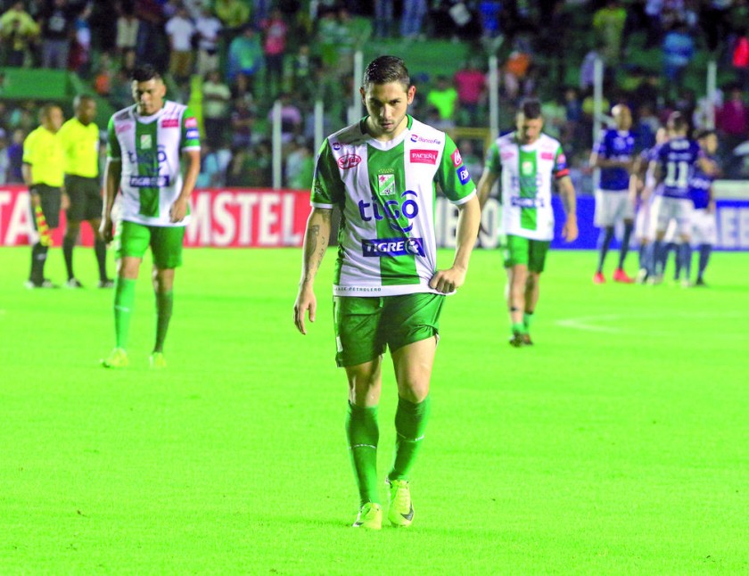 La desazón de los jugadores albiverdes tras la derrota.