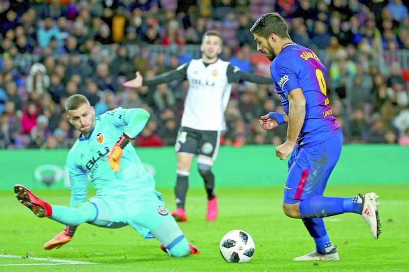 El uruguayo Luis Suárez (d) anotó el gol del triunfo para el Barcelona.