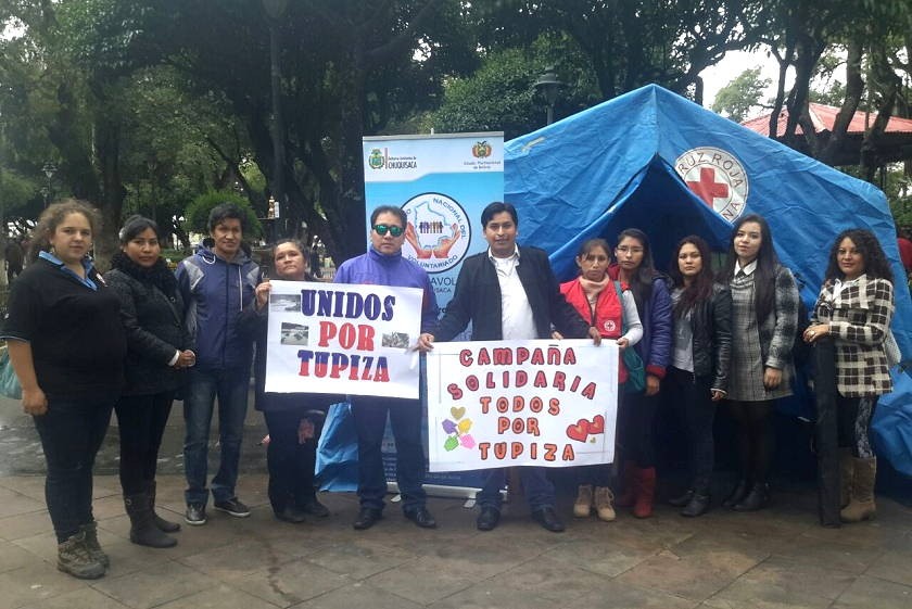 Representantes de los residentes tupiceños y voluntariado de Sucre en la plaza 25 de Mayo. Foto: Gentileza