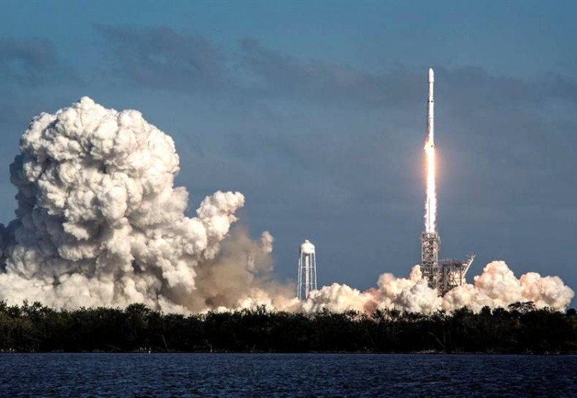 Fotografía del cohete Falcon Heavy despegando hoy, martes 6 de febrero de 2018, desde Cabo Kennedy, en Florida (EEUU).