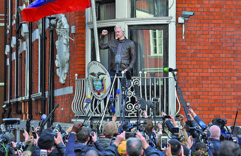 REFUGIADO. Imagen de archivo del informático y fundador de WikiLeaks, Julian Assange, en el balcón de la Embajada...