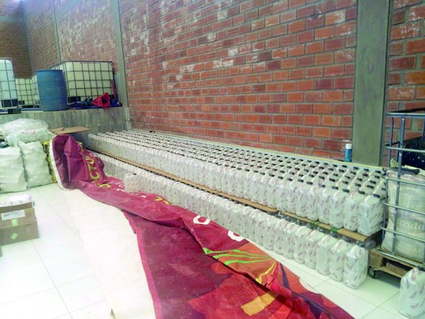 PRODUCCIÓN ILEGAL. Entre las bebidas adulteradas incautadas había singani listo para la distribución al mercado de la...