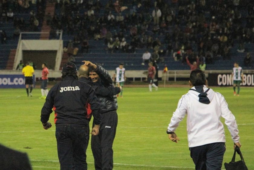La celebración de los jugadores y entrenador de Wilstermann luego de uno de los goles. Foto: José L. Rodríguez