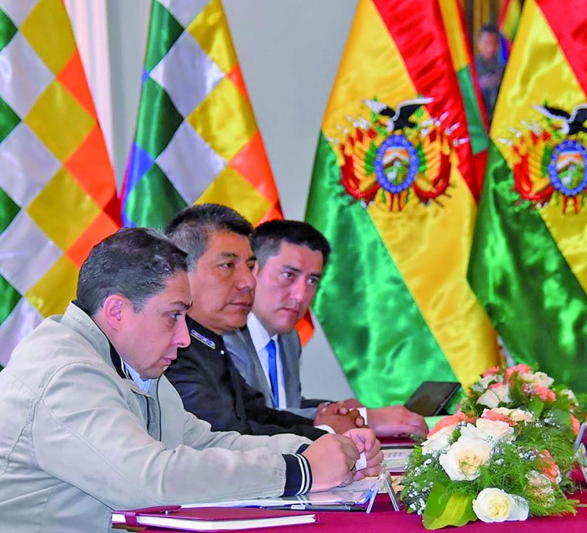 DEMANDA. Fernando Huanacuni (c), el ministro de Justicia, Héctor Arce (i), y el ministro de Defensa, Javier Zavaleta (d)