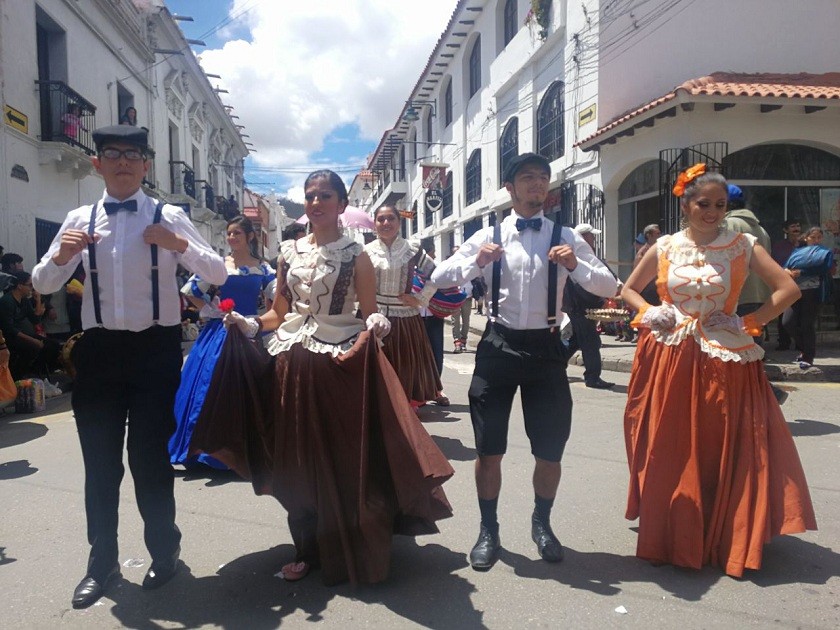 Los bailarines lucen trajes de antaño y bailan con alegría al ritmo de las estudiantinas. CORREO DEL SUR