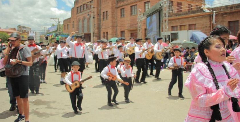 COLORIDO. A la ex estación Aniceto Arce arribarán todas las fraternidades del Carnaval Grande hoy domingo.