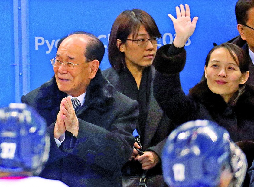 ACERCAMIENTO. Kim Yo-jong, hermana del dirigente norcoreano (d), estuvo en el sur para plantear la posibilidad de un diá