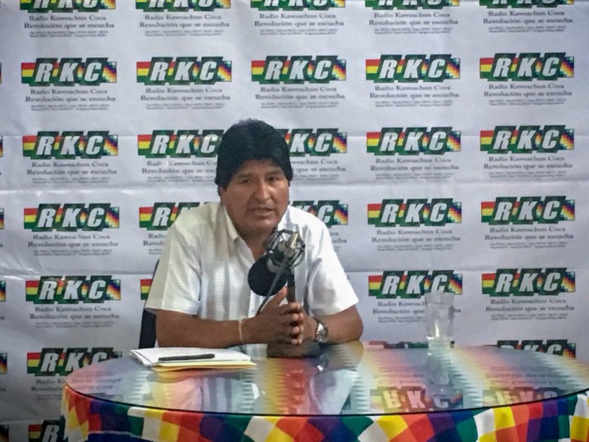El presidente Evo Morales durante la conducción de su programa en radio Kawsachun Coca. FOTO: Bolivia TV