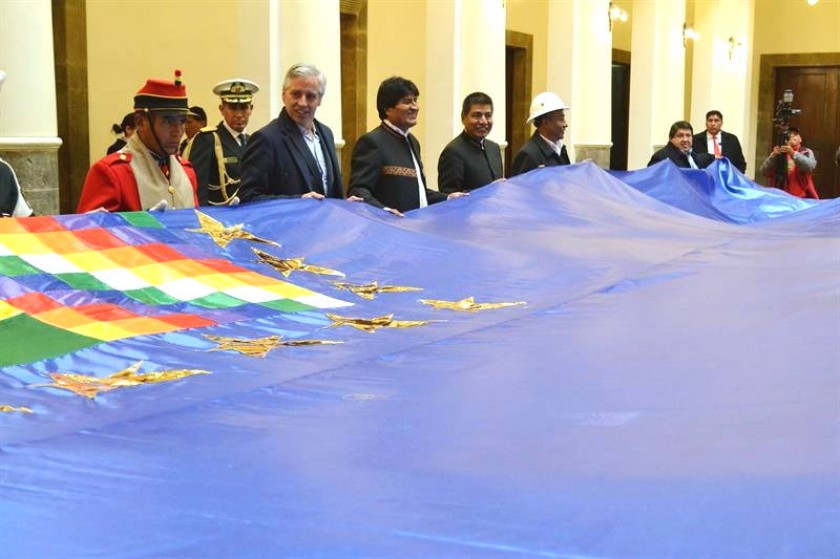 Evo Morales esta mañana junto con otras autoridades con la bandera gigante de la reivindicación marítima. ABI