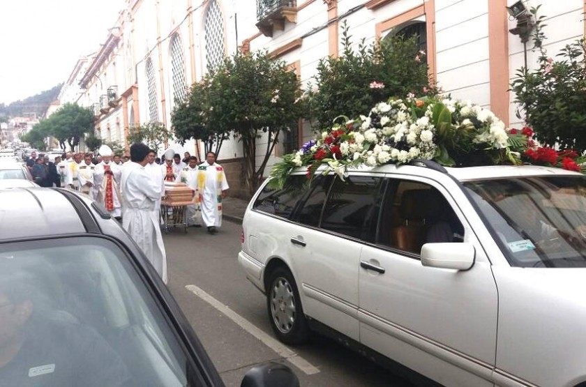 El momento en que el cuerpo del padre Amadeo Castro es trasladado al cementerio. Foto: Gentileza/PabloSalinas
