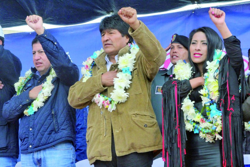 ACTO. Morales en una entrega de obras en El Alto, junto a la ministra Alanoca.