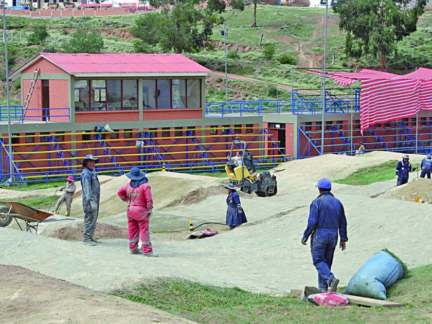 Últimos aprestos en la pista de Garcilazo para recibir al I y II Campeonato Nacional de Bicicross y la Copa...