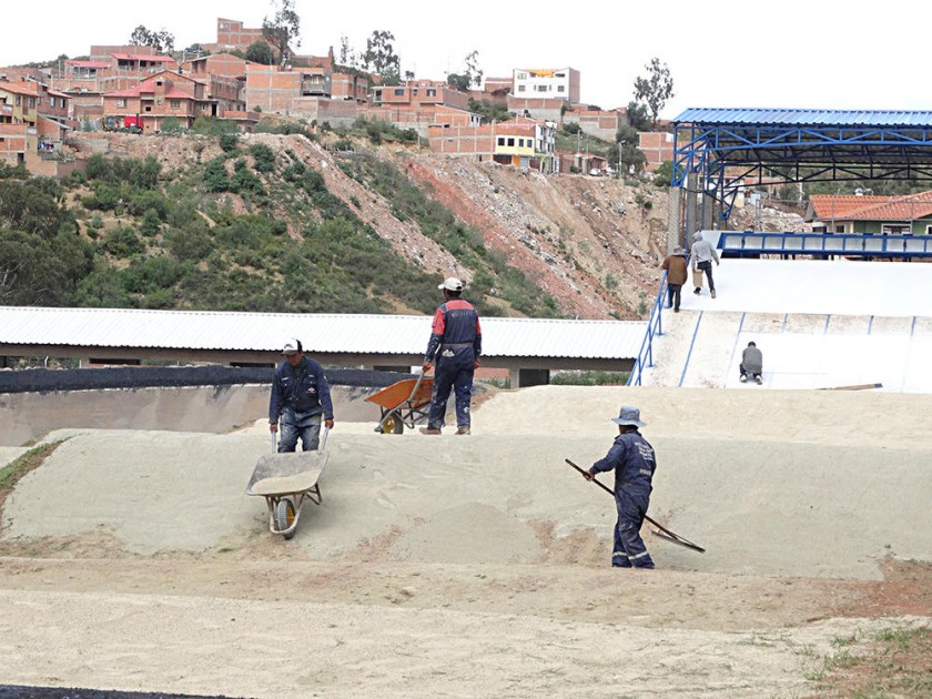 Últimos aprestos en la pista de Garcilazo para recibir al I y II Campeonato Nacional de Bicicross y la Copa...