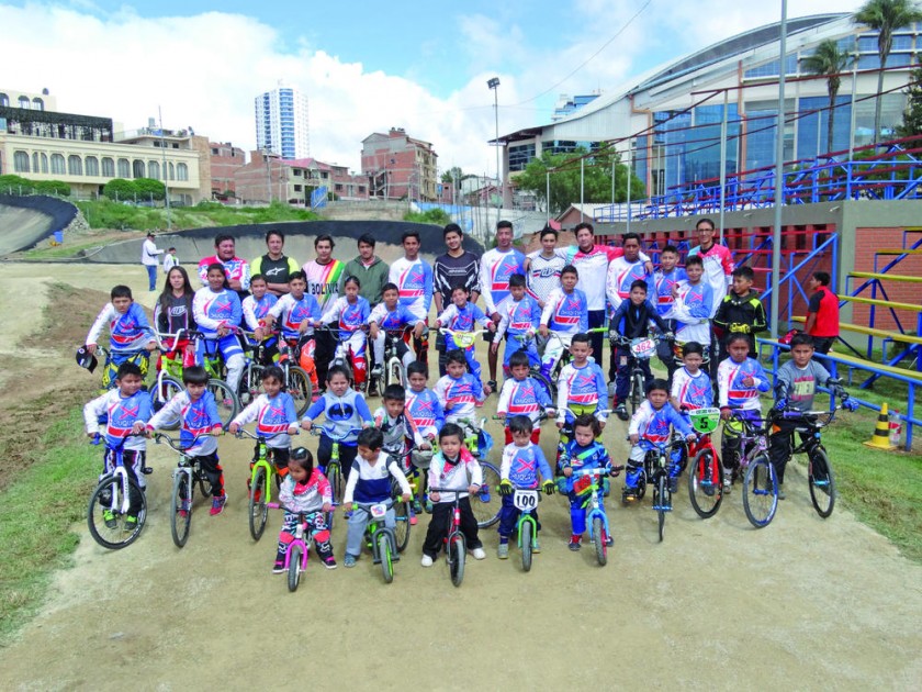 Parte del equipo de Sucre que intervendrá en las dos primeras fechas del Campeonato Nacional de Bicicross, en la...