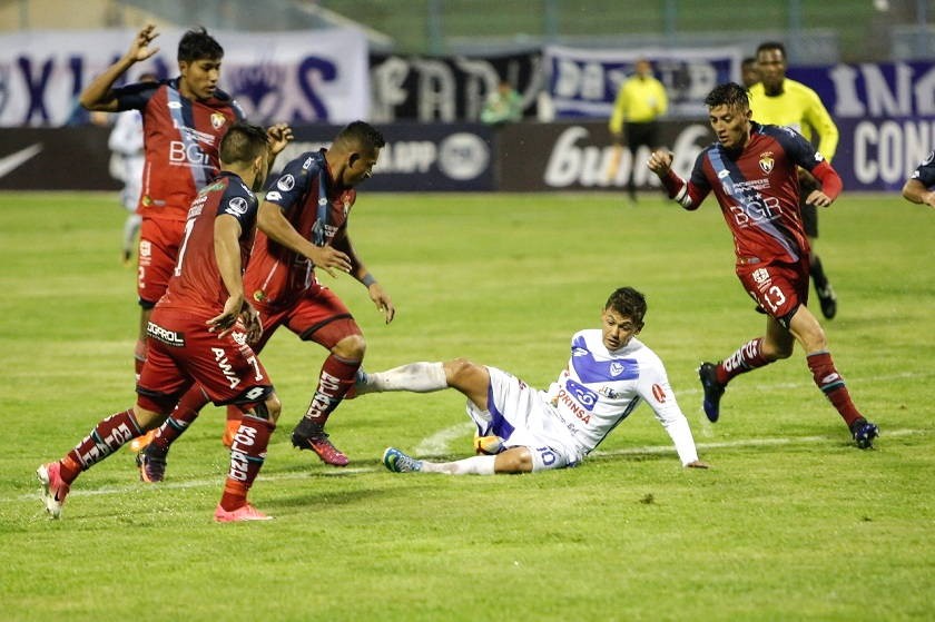 Marcelo Gomes en medio de sus rivales en el cotejo entre San José y El Nacional. Foto: Marka Registrada