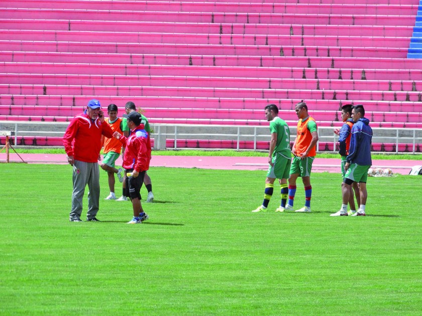 Universitario sostuvo ayer una práctica de fútbol, en busca de elegir a su onceno para enfrentar este domingo a Real Pot