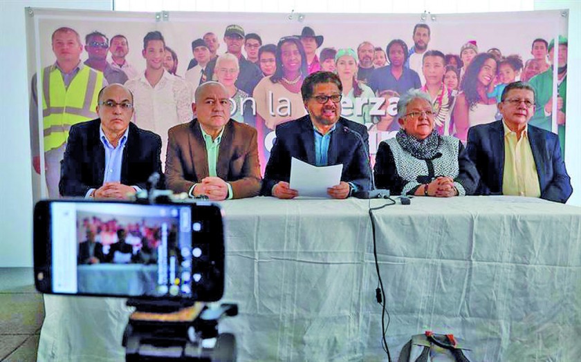 DECISIÓN. El candidato al Senado de la FARC Iván Márquez (c) y la candidata a la vicepresidencia, Imelda Daza (2d), en r