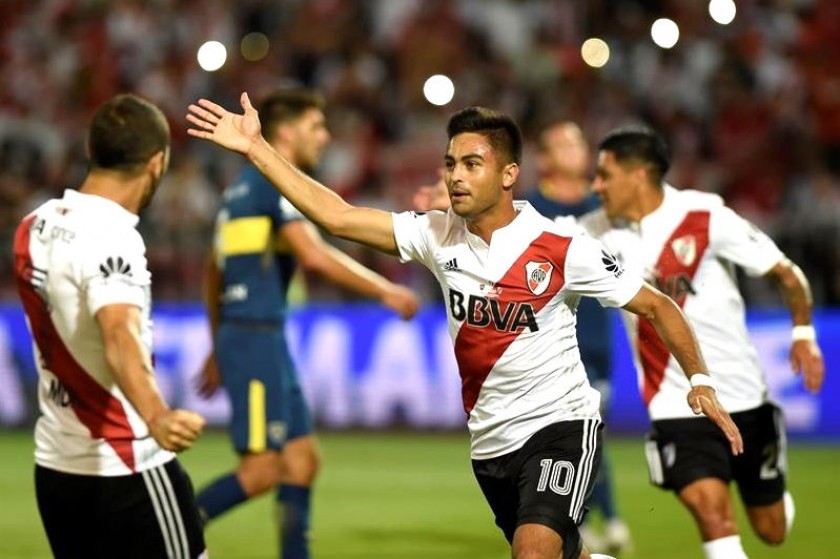 Gonzalo Martínez (d) de River Plate festeja tras convertir un penal ante Boca Juniors en la final de la Supercopa. EFE