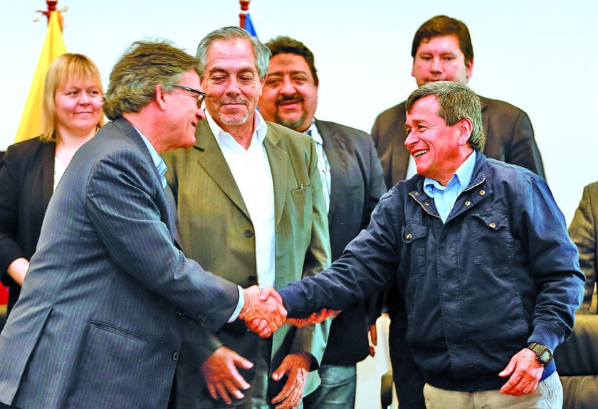 ENCUENTRO. Los jefes negociadores del gobierno colombiano y de la guerrilla del ELN se dan la mano en Quito después...