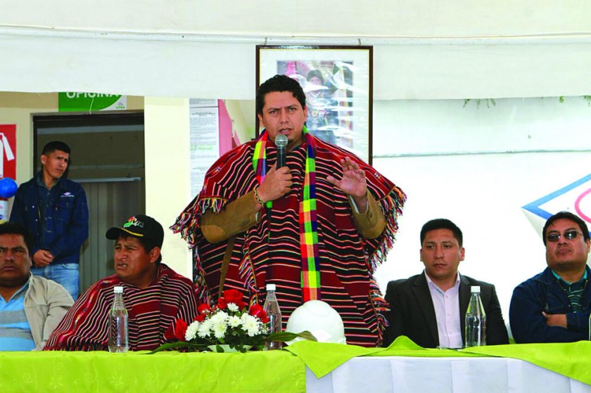 CONFERENCIA. El presidente de YPFB, Oscar Barriga explica el traslado de la Gerencia de Gas y Ductos.