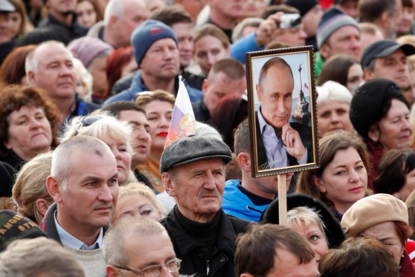 CELEBRACIÓN. Simpatizantes del presidente ruso, Vladímir Putin, escuchan su discurso en la celebración del cuarto...