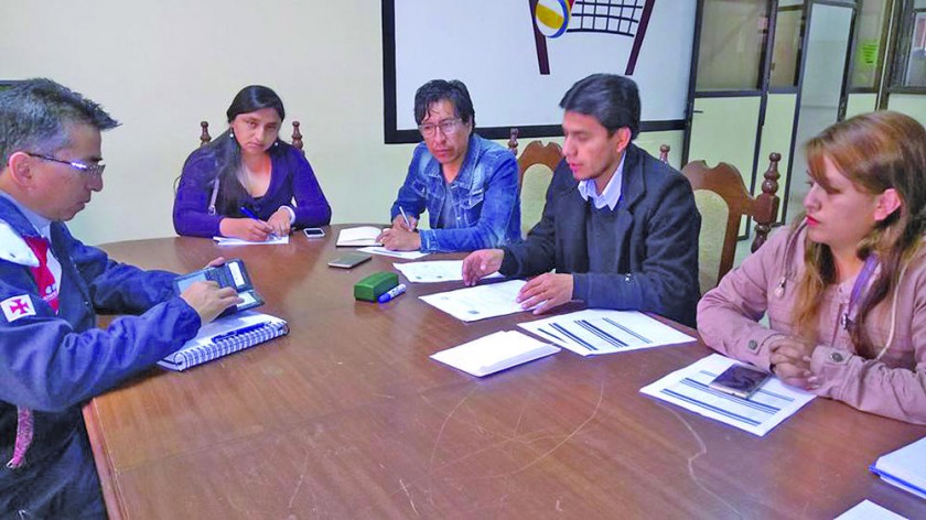 Las autoridades de la Jefatura Municipal de Deportes y la Dirección Departamental de Deportes sostienen reuniones...