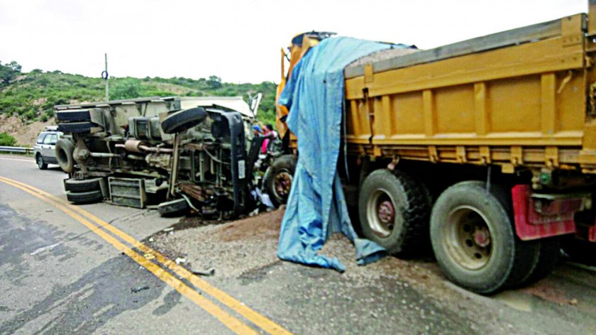 TRAGEDIA. Así quedaron los vehículos que chocaron de frente. El accidente se registró a tempranas horas de ayer.