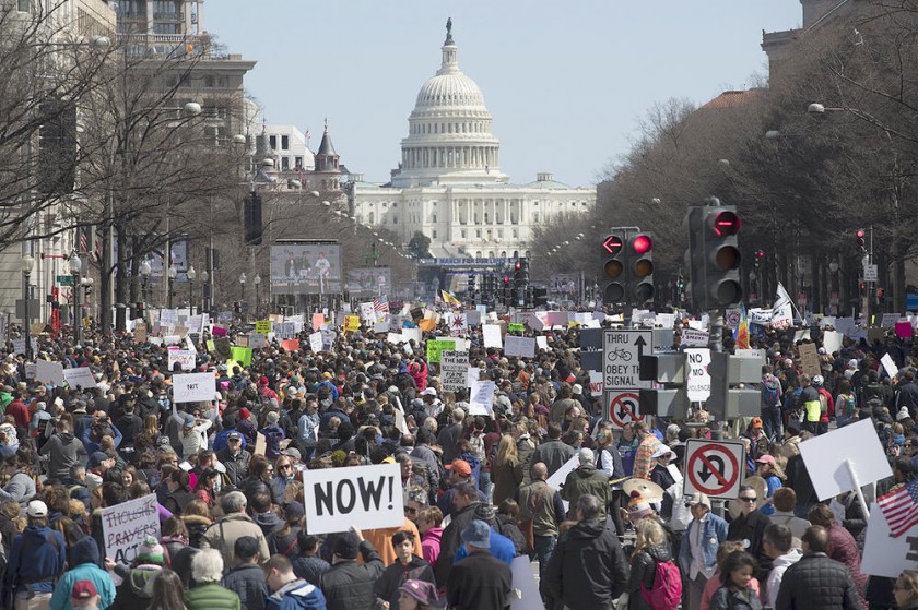 PROTESTA. Miles de personas se manifestaron ayer en Washington exigiendo un mayor control al acceso de armas de fuego.