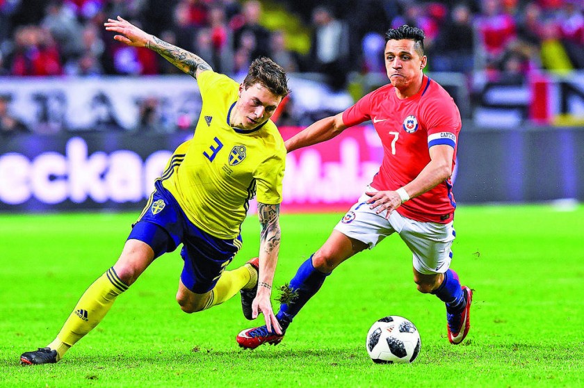 El chileno Alexis Sánchez (d) intenta robarle el balón al sueco Victor Lindelof en el partido amistoso disputado ayer...
