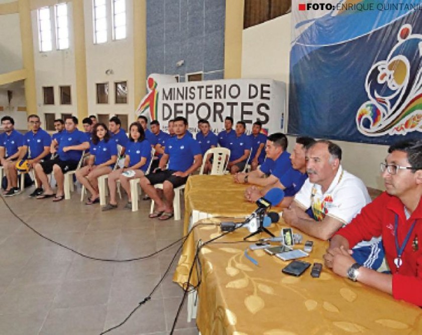 El Viceministerio de Deportes presentó ayer a la preselección de polo acuático, en la piscina de El Rollo.