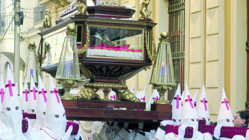 RELIQUIA. La talla del Santo Sepulcro, uno de los pocos Cristos articulados de su estilo en América, recorrió ayer el...
