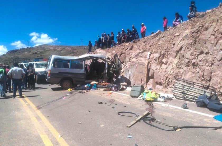 TRISTE: Según un informe preliminar, se presume que chofer perdió el control del vehículo por exceso de velocidad o ...