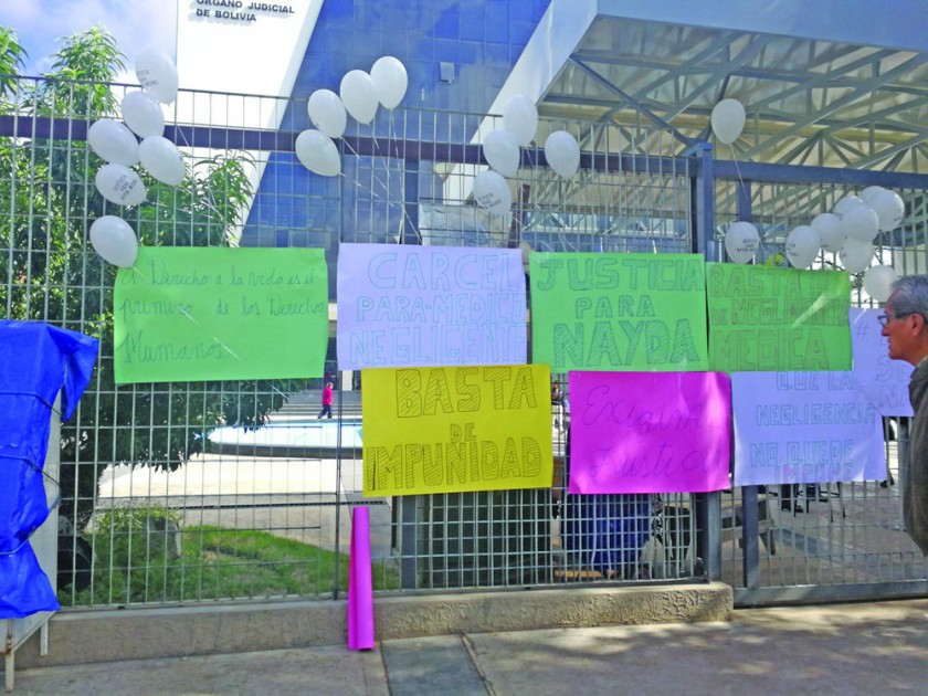 PETICIÓN. Familiares y amigos de Nayda pegaron carteles y globos en el Tribunal de Justicia.
