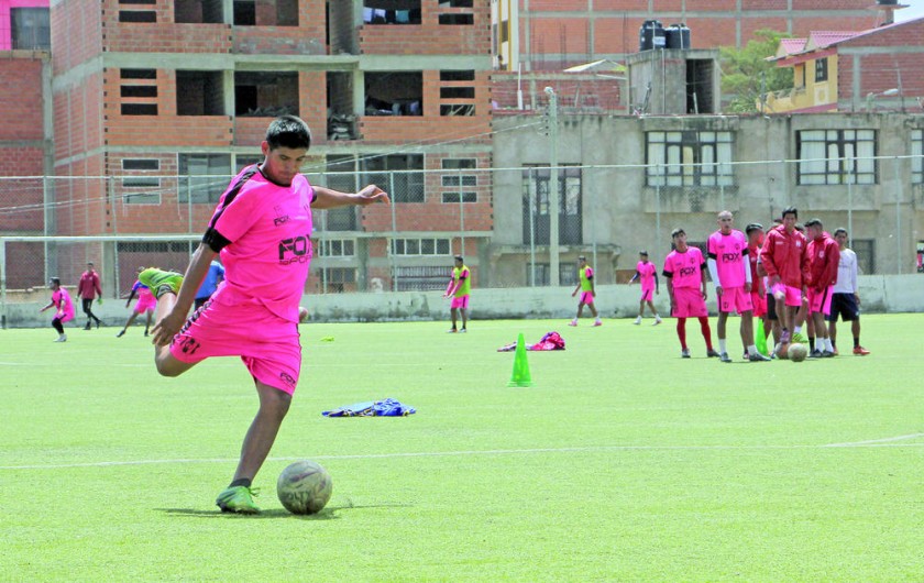 El equipo albirrojo entrenó ayer en la cancha de Mesa Verde.