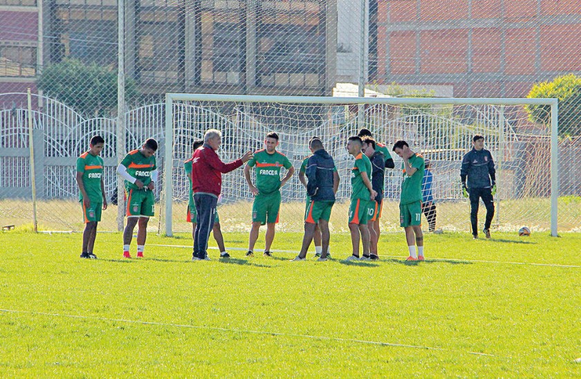 El entrenador Oscar Sanz continuará en el cargo, según dispuso ayer la dirigencia de Universitario tras una reunión.