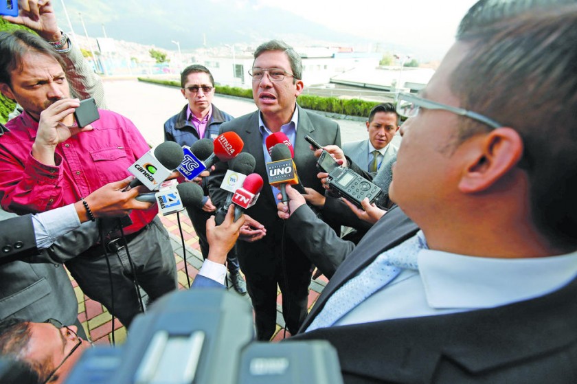 SEPARACIÓN. El ministro del Interior de Ecuador, César Navas (c), habla a la prensa sobre la situación de los periodista