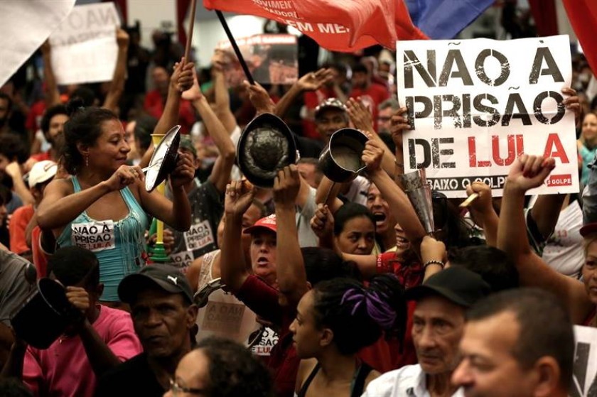 Simpatizantes del expresidente Luiz Inácio Lula da Silva siguen hoy, miércoles, el análisis de la Corte. EFE