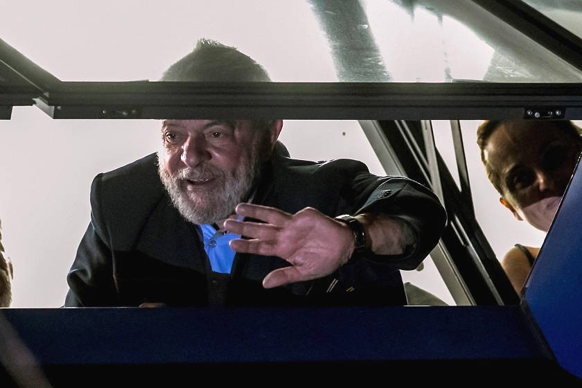 El expresidente brasileño Luiz Inacio Lula da Silva saluda hoy, viernes, a los militantes del PT. EFE