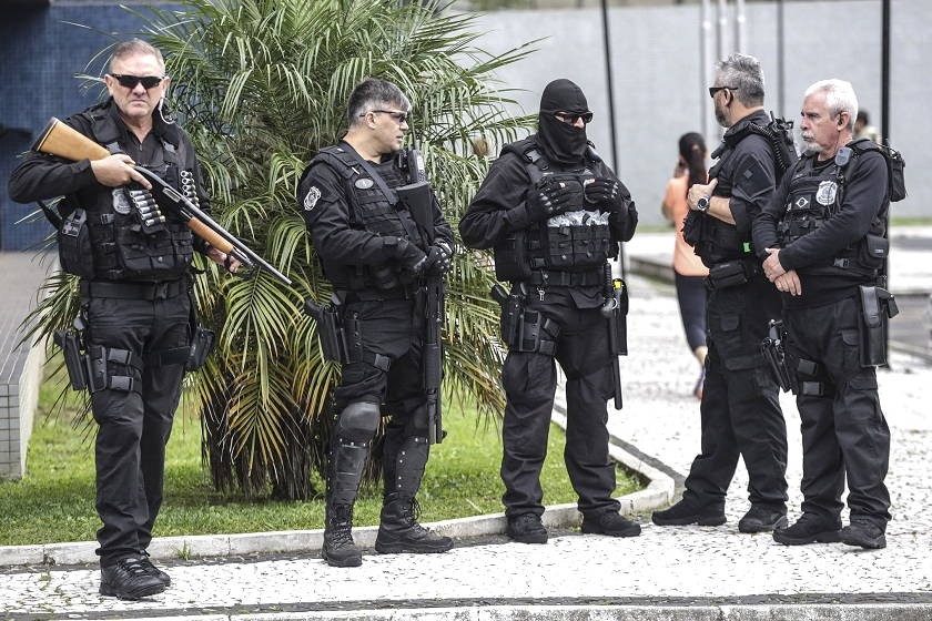 Miembros de la Policía Federal aguardan al ex presidente Luiz Inácio Lula da Silva, condenado a 12 años de prisión. EFE