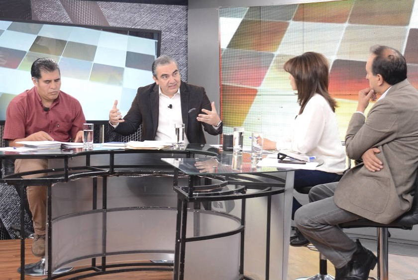 El viceministro de Autonomías, Hugo Siles junto al director de Límites, Camilo Carvajal en una entrevista ayer. ABI