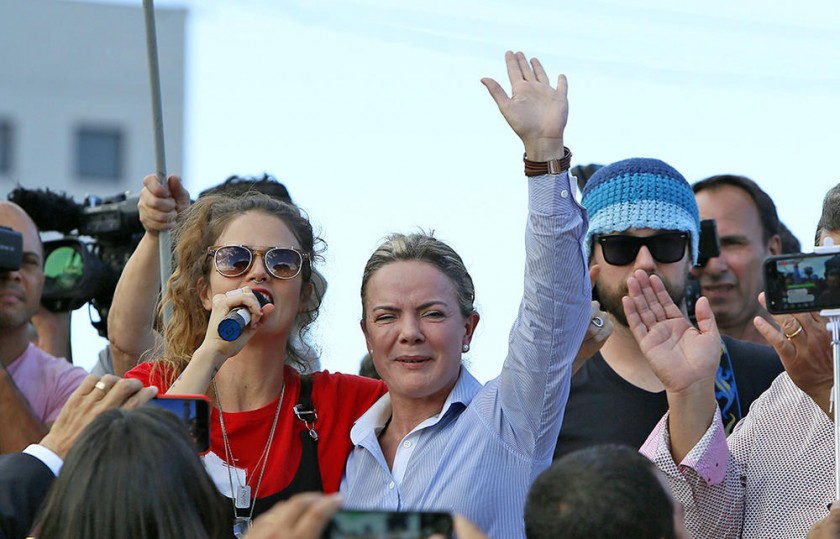 MANIFESTACIÓN. La cantante brasileña Ana Cañas (i) y la presidenta del Partido de los Trabajadores (PT), Gleisi Hoffmann