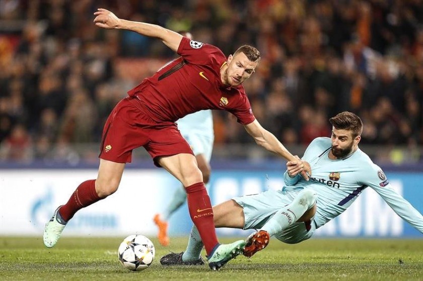 El jugador del Barcelona Gerard Pique (d) disputa el balón con Edin Dzeko (i), de la Roma, hoy, martes. EFE